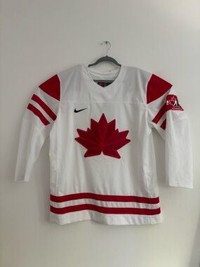 Men's 2022 Nike Team Canada Olympic Replica Hockey Jersey J000418-CANA XL. NWT
